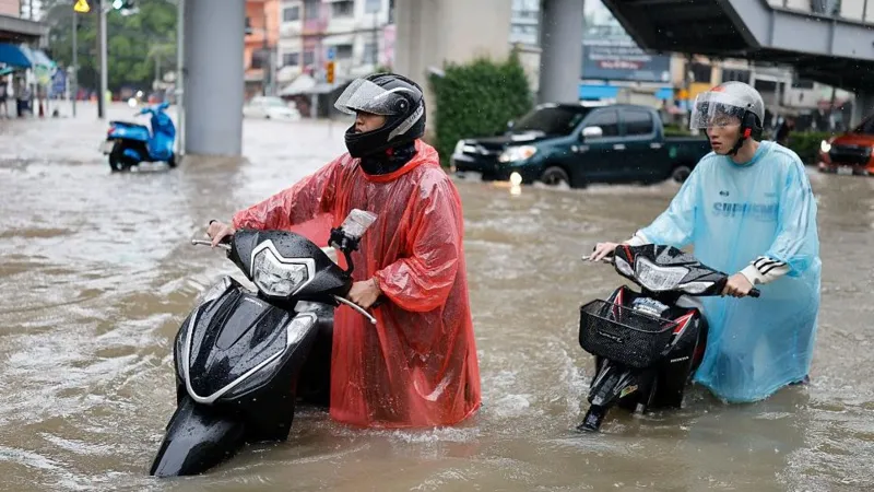 Pengendara motor terjebak banjir. (Getty Images)