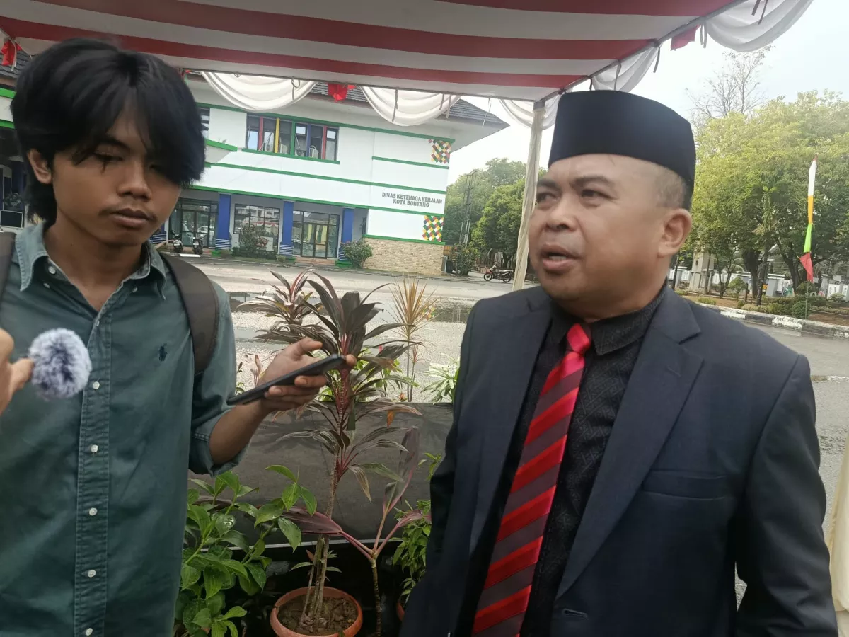 Wakil Wali Kota Bontang, Agus Haris saat diwawancarai awak media.