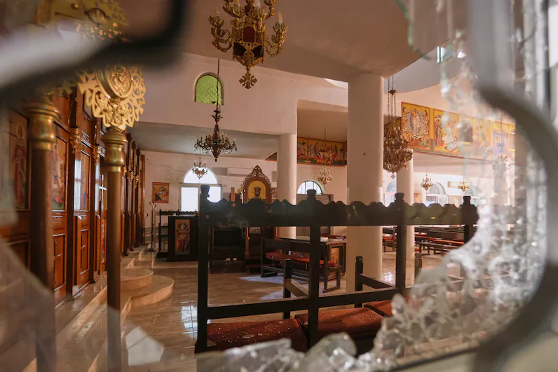 Bagian dalam gereja mengalami kerusakan. (AP)