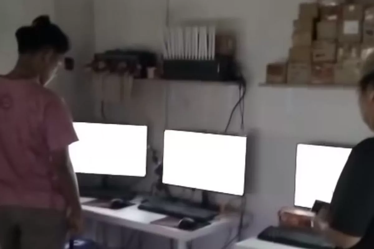 Barang bukti peralatan komputer yang ditemukan di lokasi penggerebekan. (ist)
