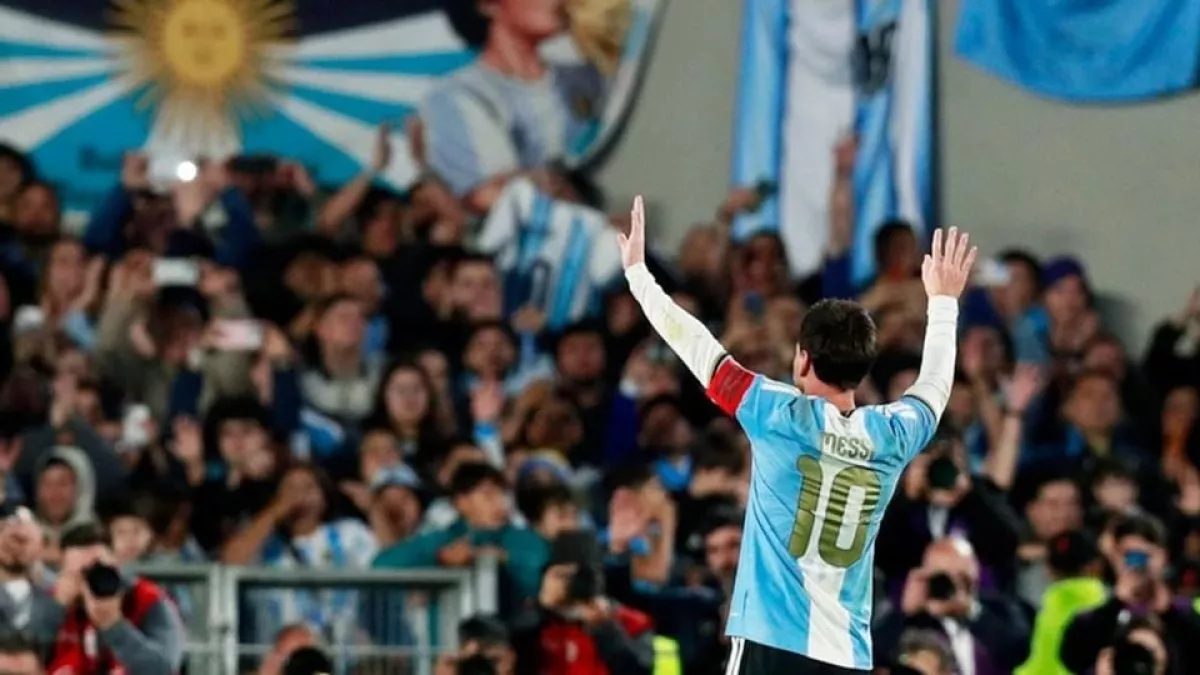 Lionel Messi menyapa suporter di tribun. (ist)