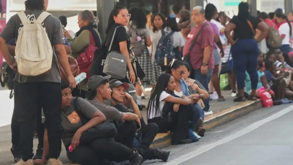 Masyarakat berkerumun di depan sebuah pusat perbelanjaan setelah gempa di Panama. (AP)