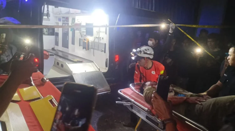 Petugas mengevakuasi seorang korban ledakan di Pasar Cimanggis, Ciputat. (RRI)