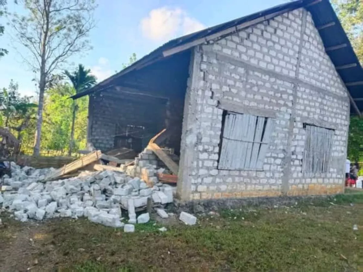 Dinding rumah warga runtuh akibat gempa bumi. (ist)
